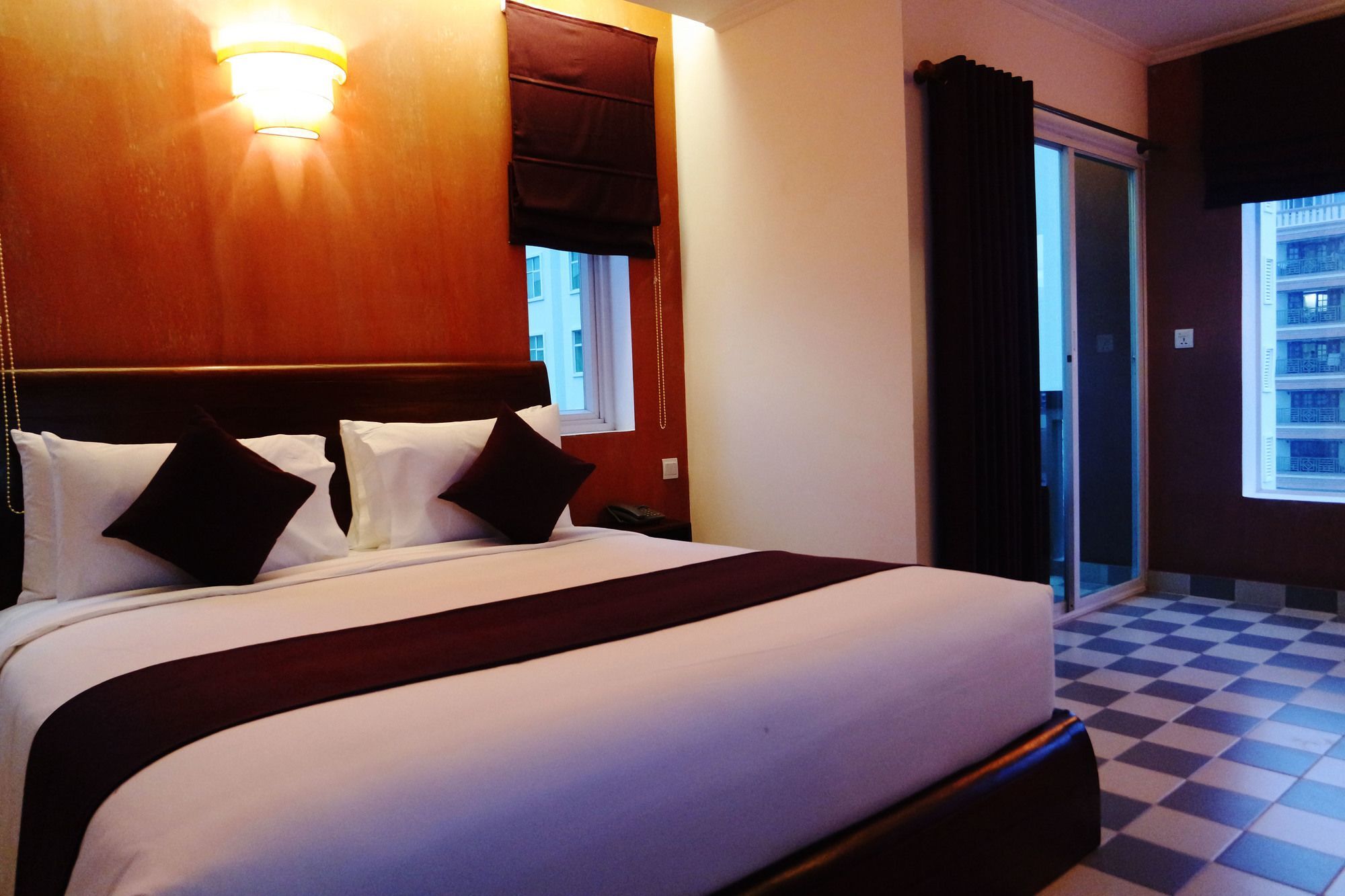 V Hotel Phnom Penh Exterior foto